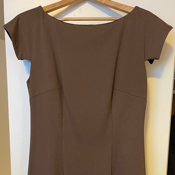 Shapely brown dress with unique sleeves - Picture 1 of 7